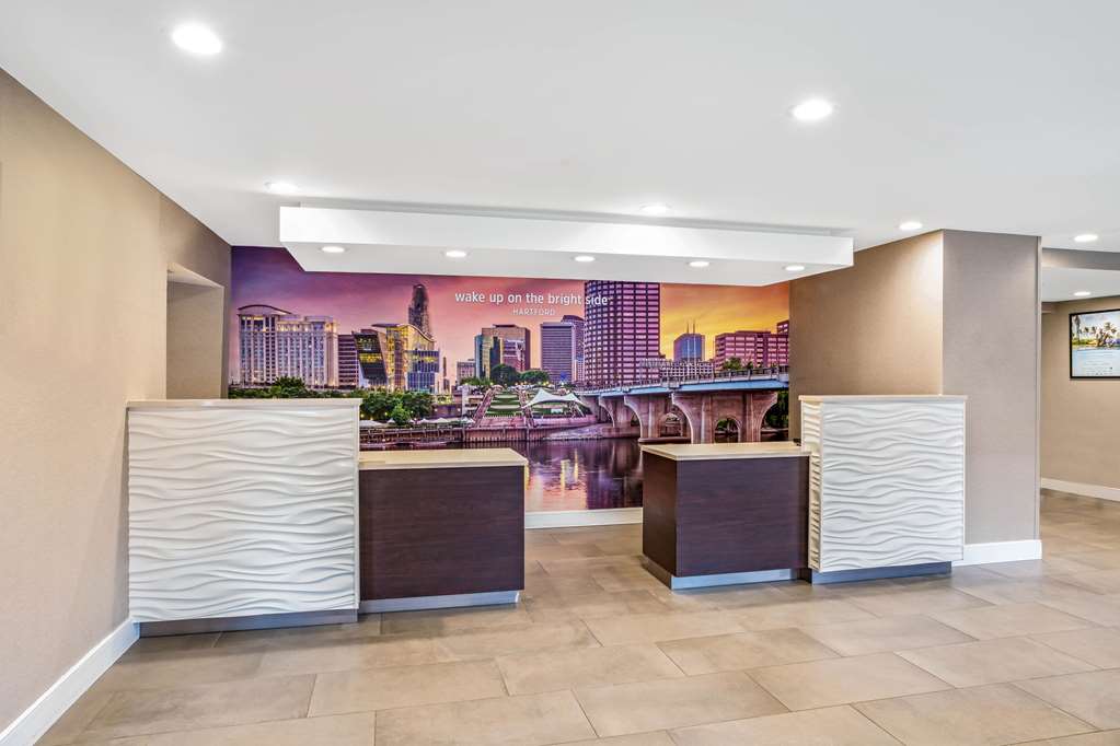 La Quinta Inn & Suites by Wyndham Hartford Bradley Airport - photo 7