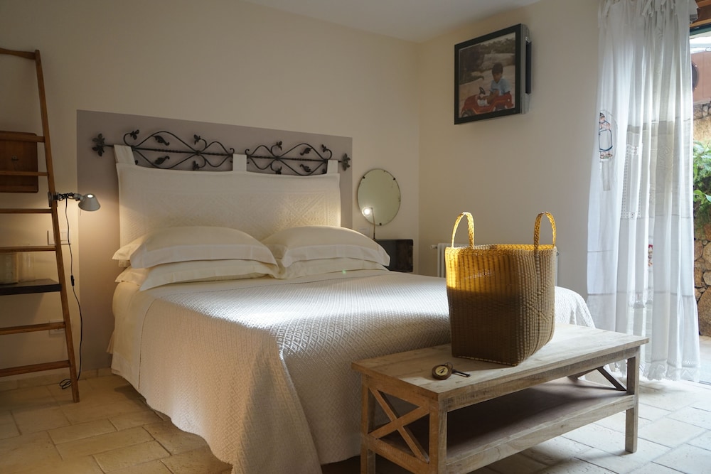 B&B Albero Capovolto — 4-Star Luxury Hotel in Golfo Aranci, Italy
