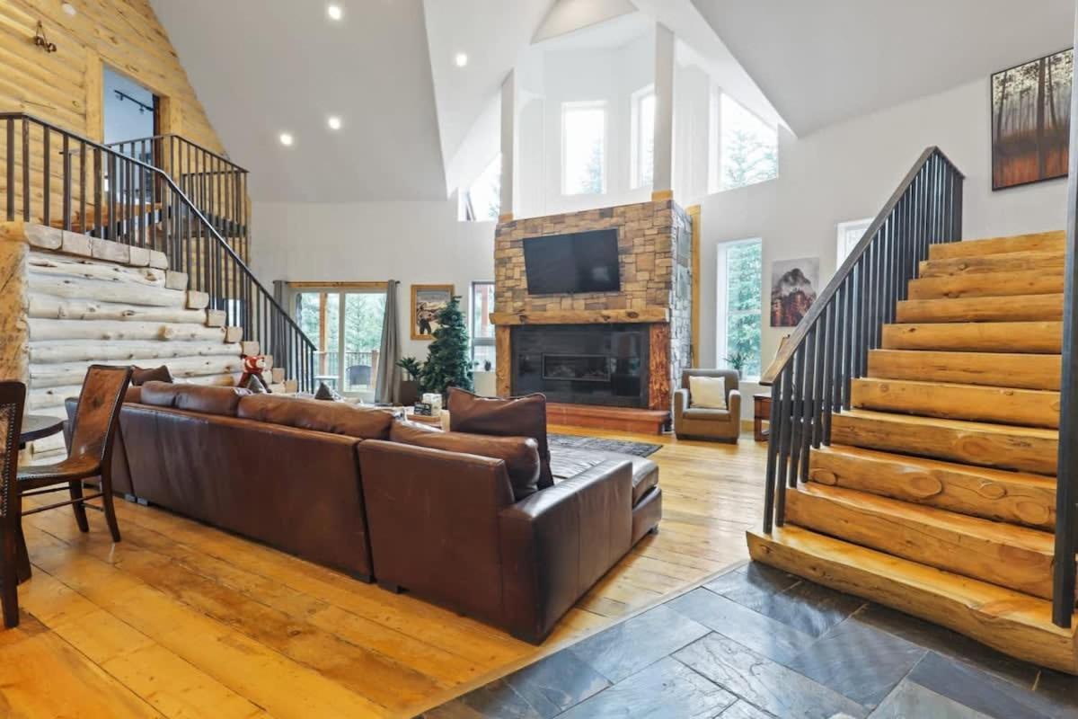 Spacious 7BR Lodge with Hot Tub Sauna and Mtn Views — 4-Star Luxury Hotel in Breckenridge, United States
