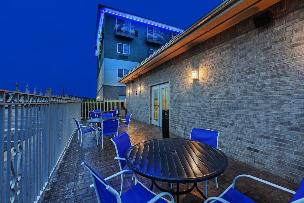 Holiday Inn Express Hotel & Suites Jenks by IHG - photo 40