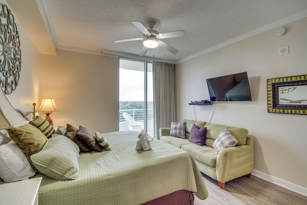 Resort Style Biloxi Condo Walk to the Beach - photo 6