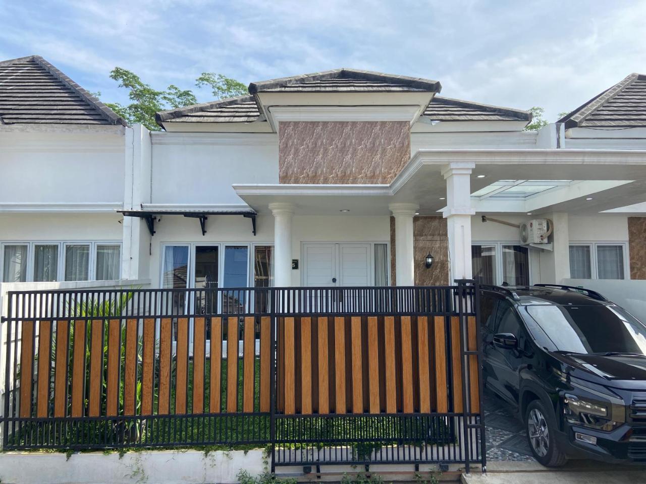 Lulu's Guest House — 4-Star Luxury Hotel in Purwokerto, Indonesia