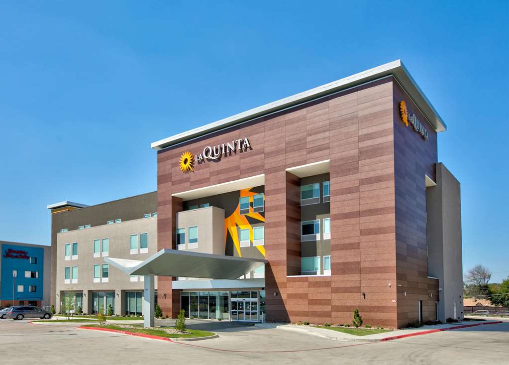 La Quinta Inn & Suites by Wyndham Dallas Fairpark - photo 5