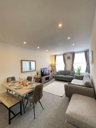 Montague Apartment Spacious Central & Free Parking — 4-Star Luxury Hotel in Worthing, United Kingdom