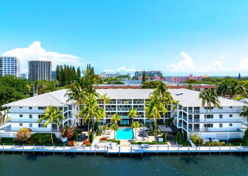 Serene Waterfront 2BR 2BA with Intracoastal Views Pool Balcony Parking — 4-Star Luxury Hotel in Boca Raton, United States