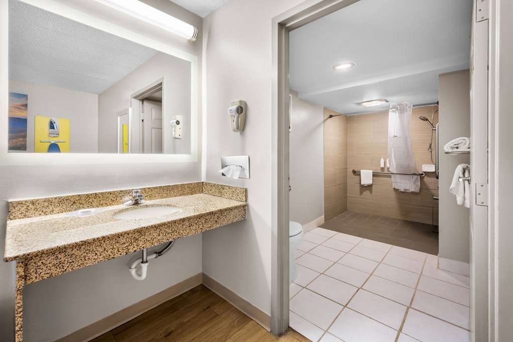 Days Inn by Wyndham Raleigh Midtown - photo 20