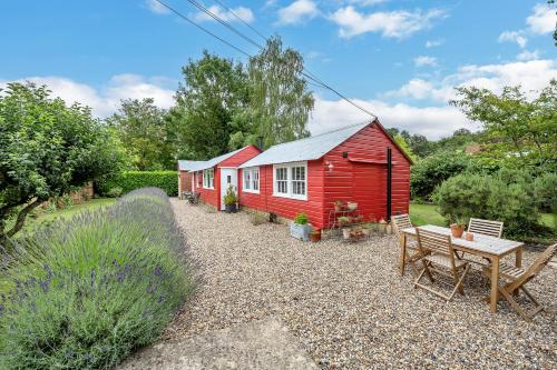 The Red Shed Entire home for 2 Private garden and parking 2 miles from Bury St Edmunds — 4-Star Luxury Hotel in Bury St Edmunds, United Kingdom
