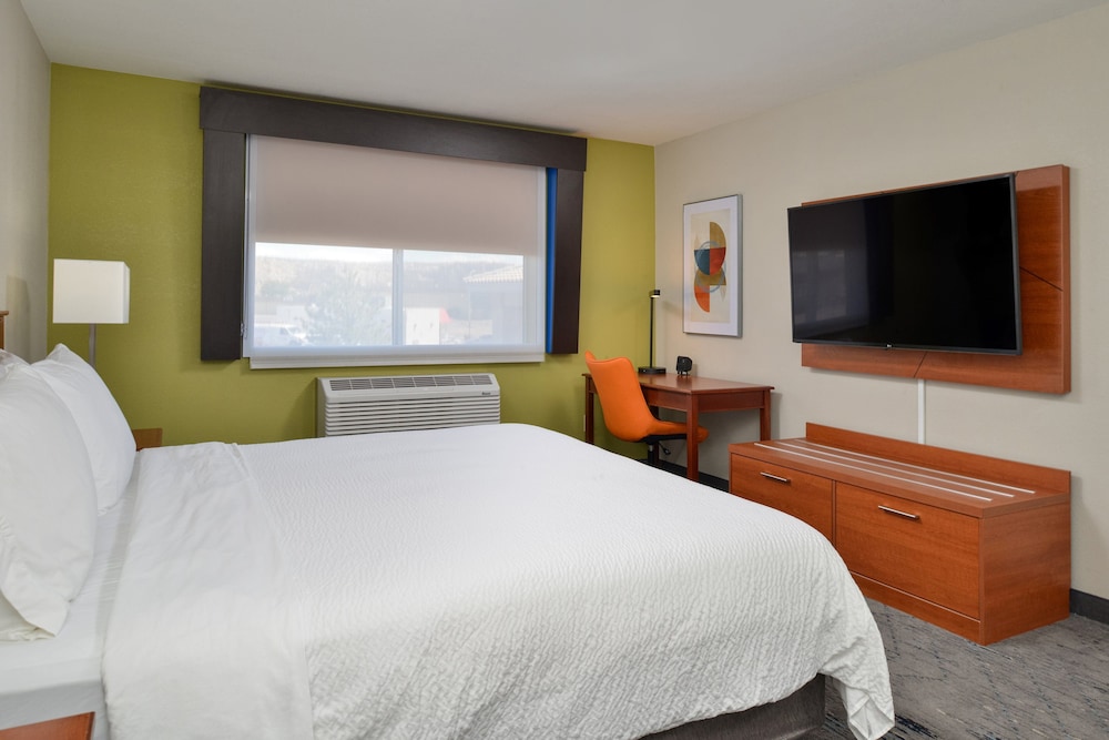 Holiday Inn Express Suites Farmington - photo 32
