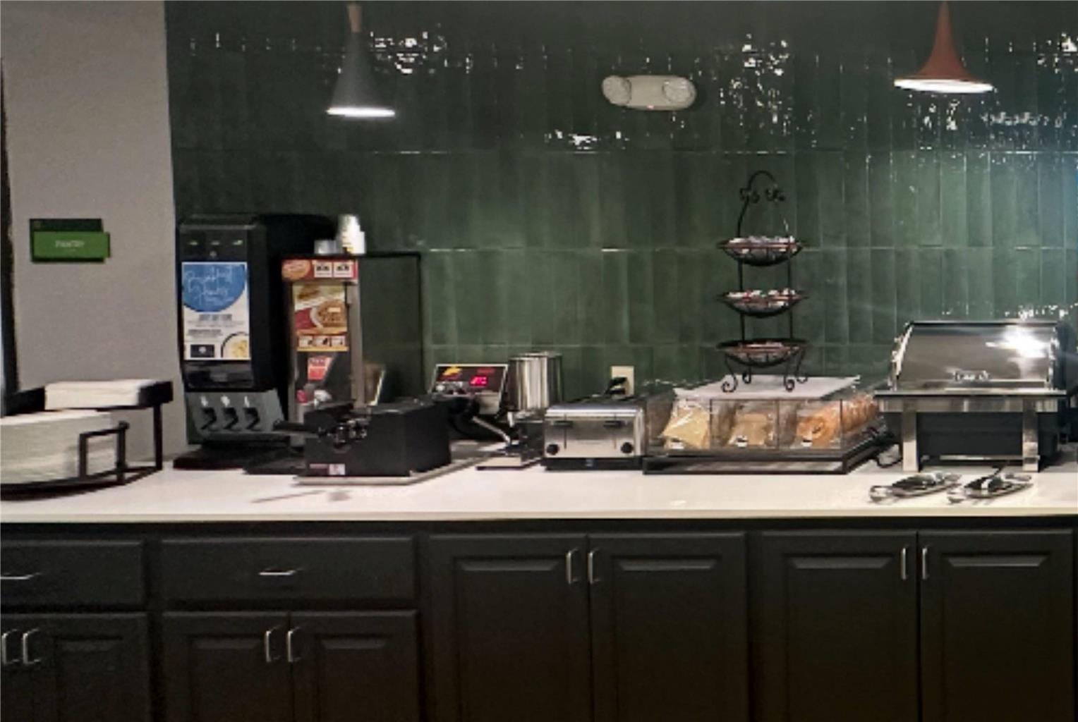 La Quinta Inn & Suites by Wyndham Minot - photo 10