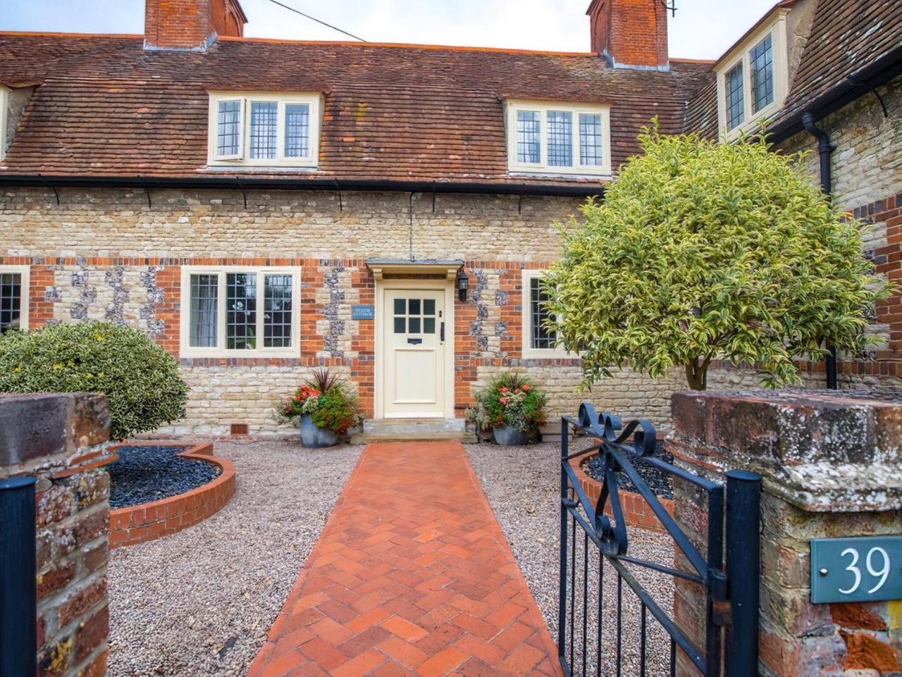Dulcie Cottage — 4-Star Luxury Hotel in Benson, United Kingdom