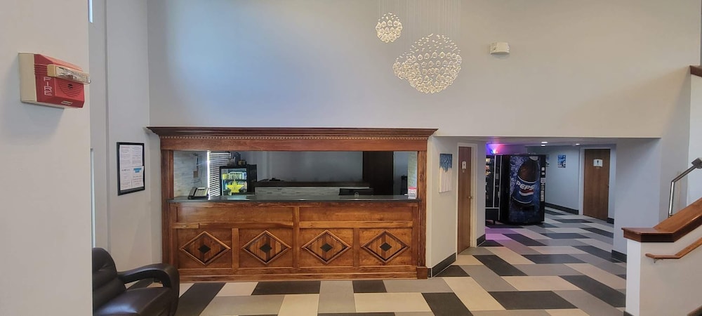 The Royal Inn & Suites - photo 2