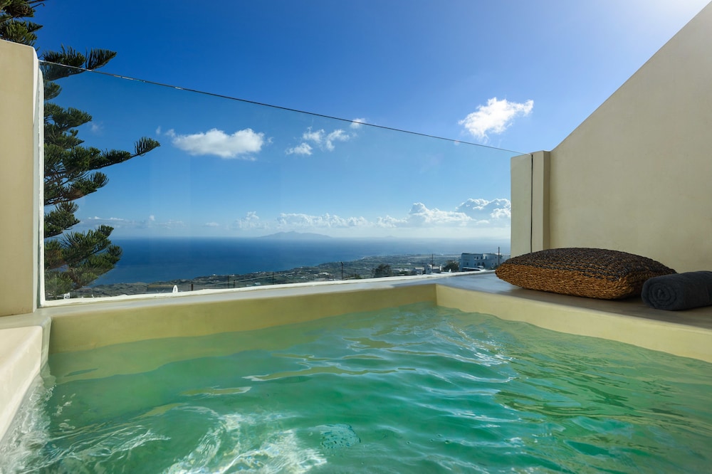 Divelia East - carbon neutral hotel in Fira