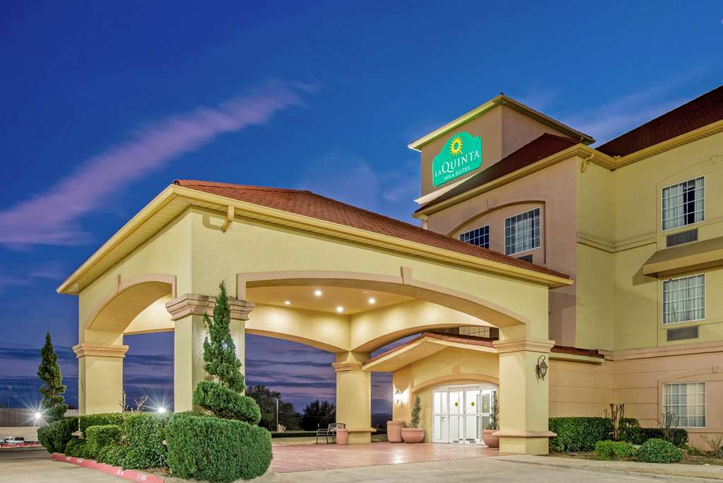 La Quinta Inn & Suites by Wyndham Glen Rose - photo 8