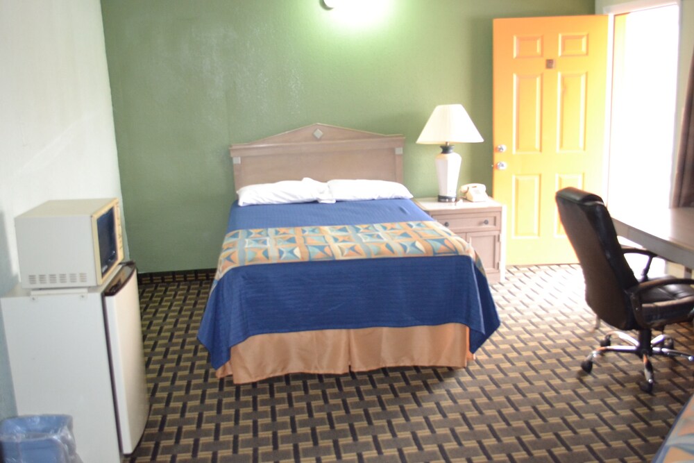 Lake Country Motel - photo 2