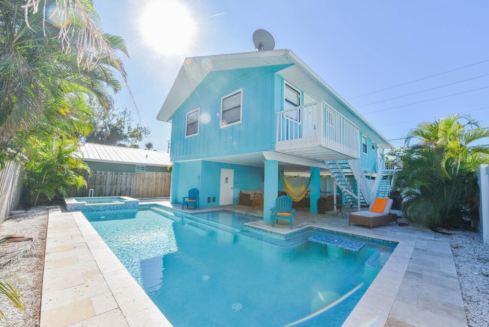 Hidden Treasure Unit A Modern duplex with shared pool just 200 steps to the beach — 4-Star Luxury Hotel in Bradenton Beach, United States