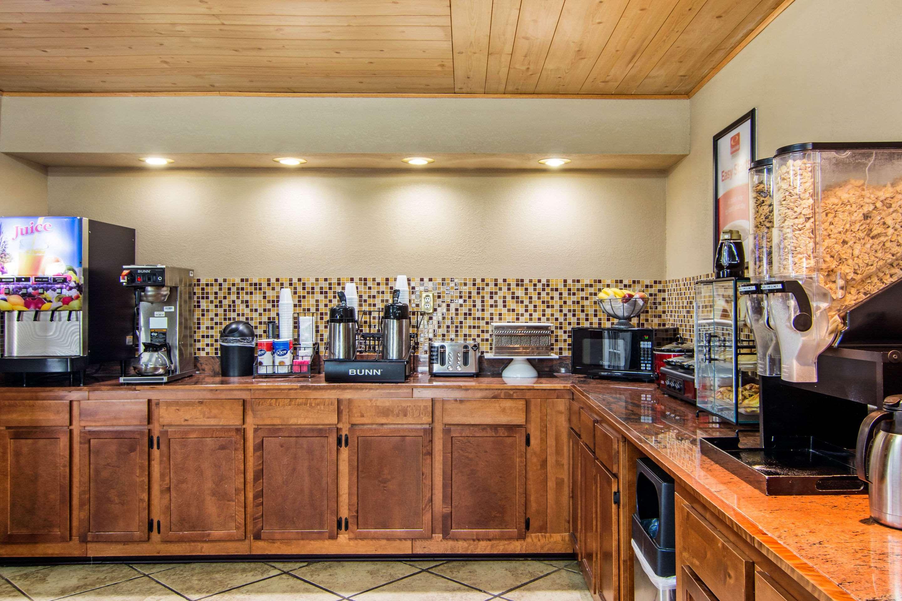 Econo Lodge Madison Airport - photo 37