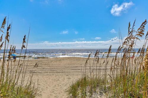 Winds II B3: Shore Beats Work by Carolina Beach Realty — 4-Star Luxury Hotel in Carolina Beach, United States