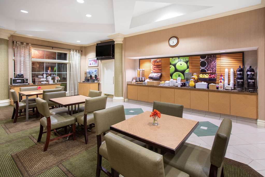 La Quinta Inn & Suites by Wyndham Denver Southwest Lakewood - photo 28