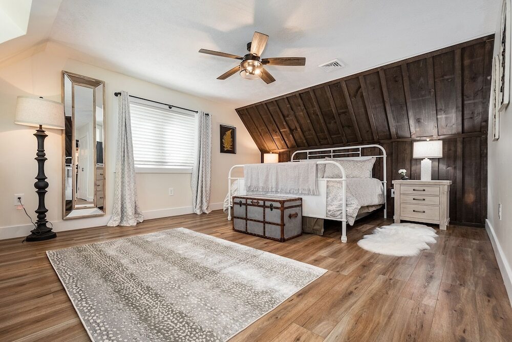 Rockwell: New w Dock Slip Hot Tub Lake Access Dog Friendly in Oakland, United States