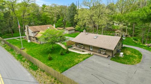 2 Houses 22 Guests 2 Hot Tubs Renovated Events Welcome — hotel in Hawley