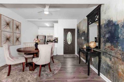 Private Suite in Upscale Neighborhood — 4-Star Luxury Hotel in Huntsville, United States