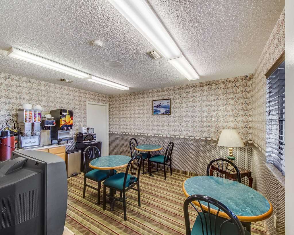 Econo Lodge Falfurrias Hwy 281 - photo 20