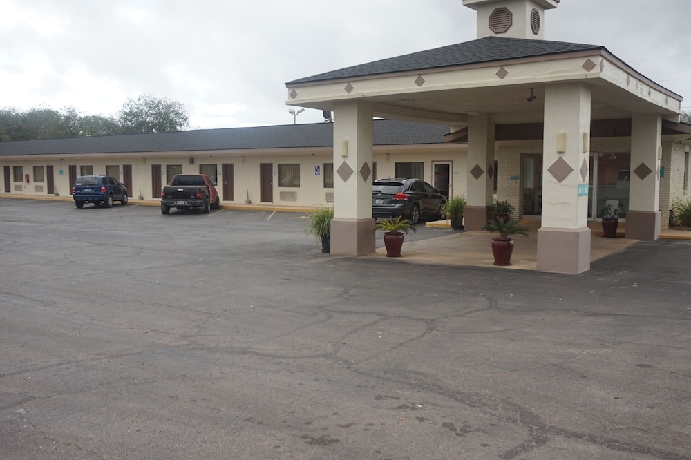 Pearsall Executive Inn - photo 30