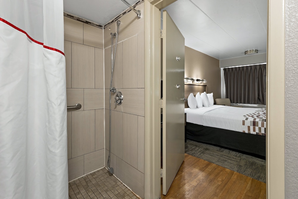 Red Roof Inn Cleveland Independence - photo 28