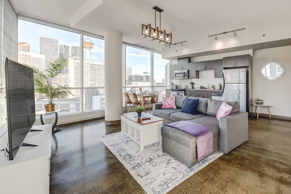 Luxury 2BR Condo Downtown City Views — 4-Star Luxury Hotel in Calgary, Canada