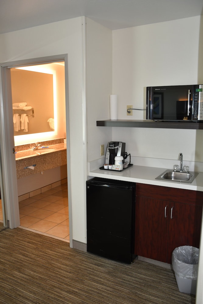 Holiday Inn Express & Suites Evanston By IHG - photo 29