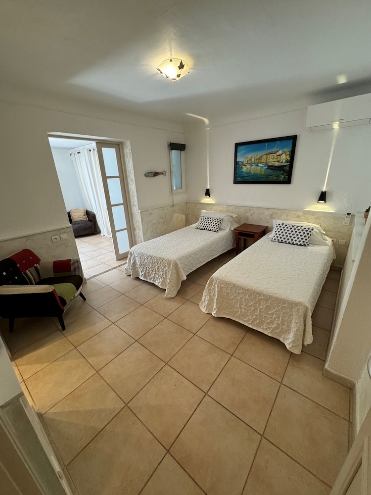 Hôtel Les Flots Bleus - carbon neutral hotel in Le Lavandou