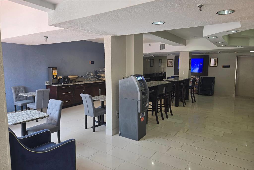 Days Inn & Suites by Wyndham Tampa Raymond James Stadium - photo 17