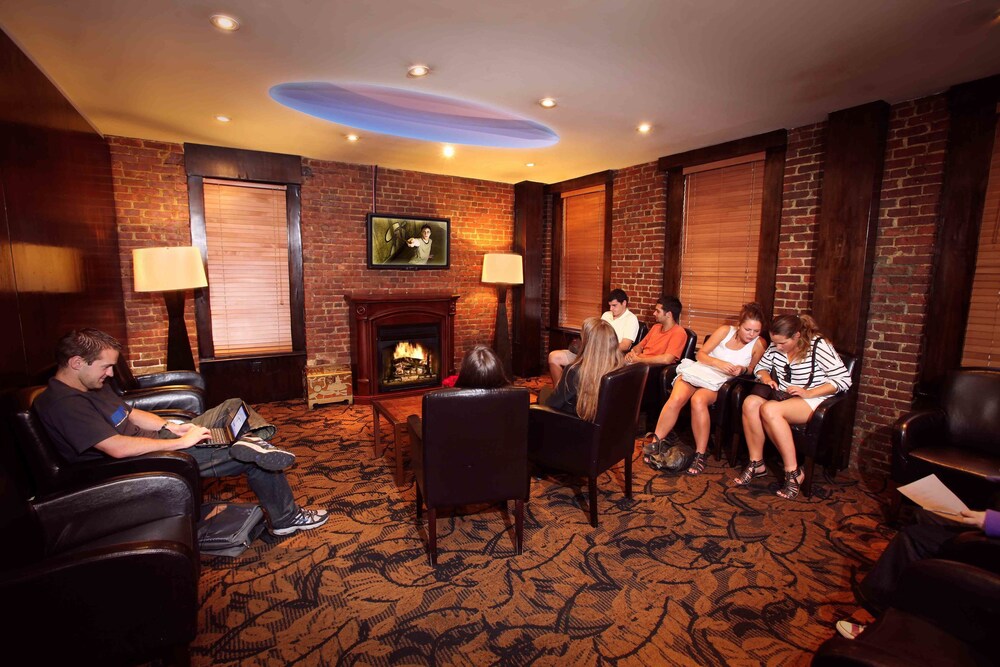 The Broadway Hotel and Hostel - photo 31