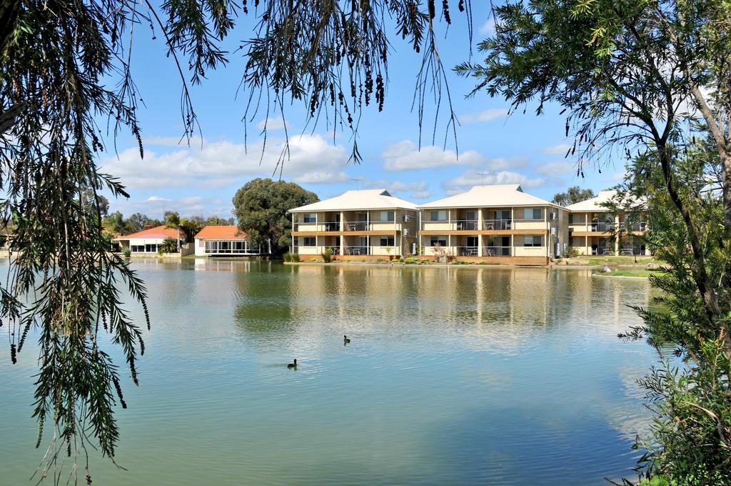 Lakeside Holiday Apartments — 4-Star Luxury Hotel in South Yunderup, Australia