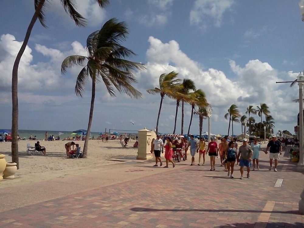 Hollywood Beach Resort Large Studio Sleeps 4 - photo 19