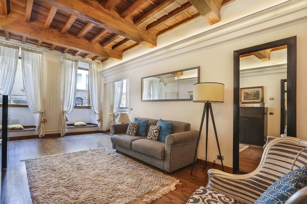 Pontevecchio Stylish Apartment in Florence — 4-Star Luxury Hotel in Florence, Italy