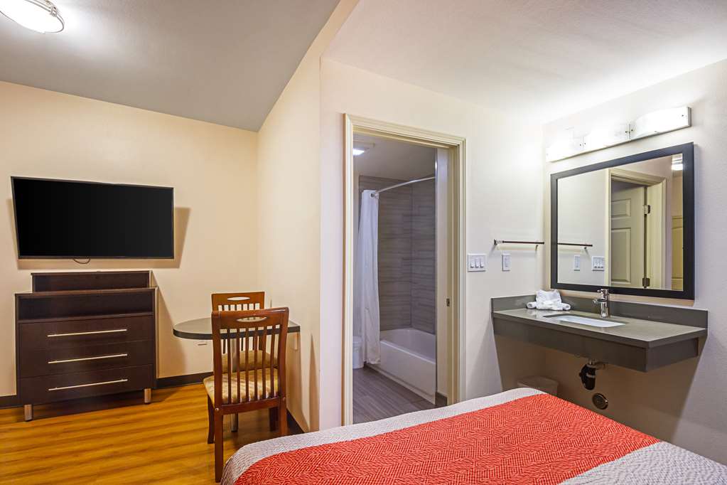Motel 6 on Maple - photo 14