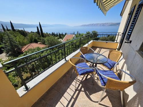 BLAZ 2 Apartment for 3 persons 150 m from the beach — 4-Star Luxury Hotel in Novi Vinodolski, Croatia