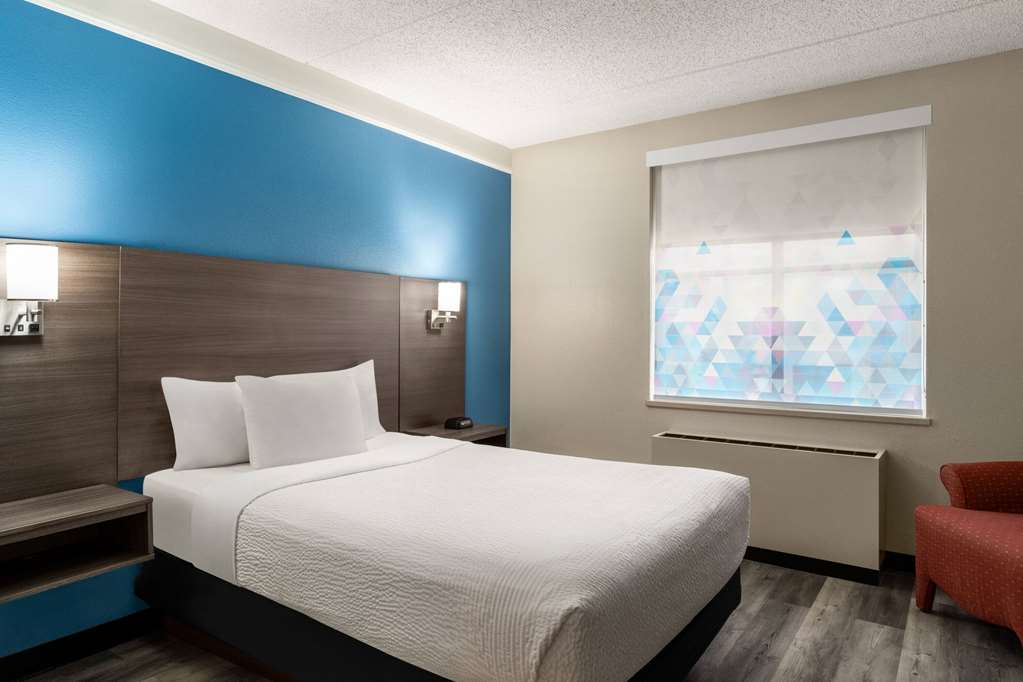 La Quinta Inn & Suites by Wyndham Madison American Center - featured photo