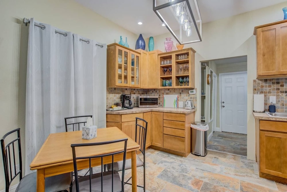 1BR Modern & Chic Bring Your Bikes and Dog - photo 13