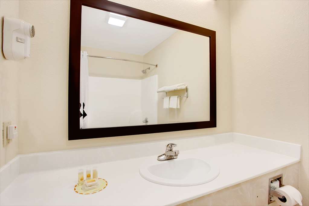 Days Inn & Suites by Wyndham Ridgeland - photo 12