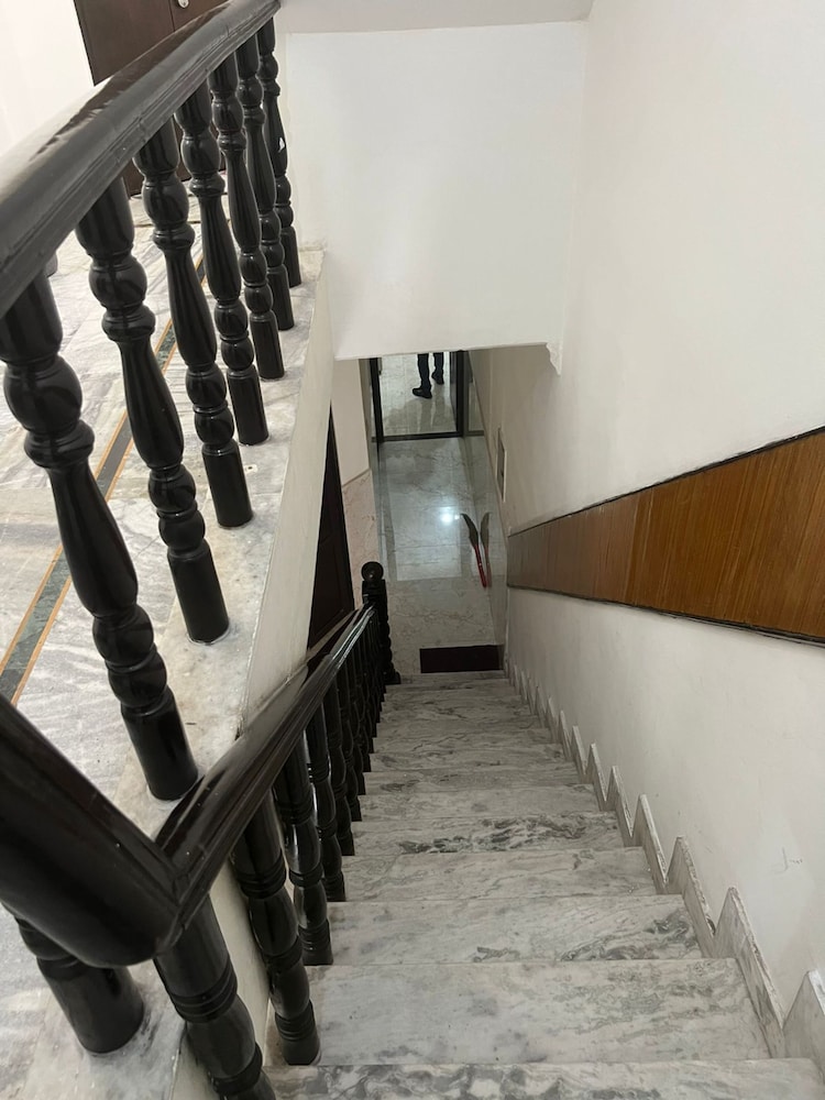 Goroomgo Raja Guest House Jalandhar