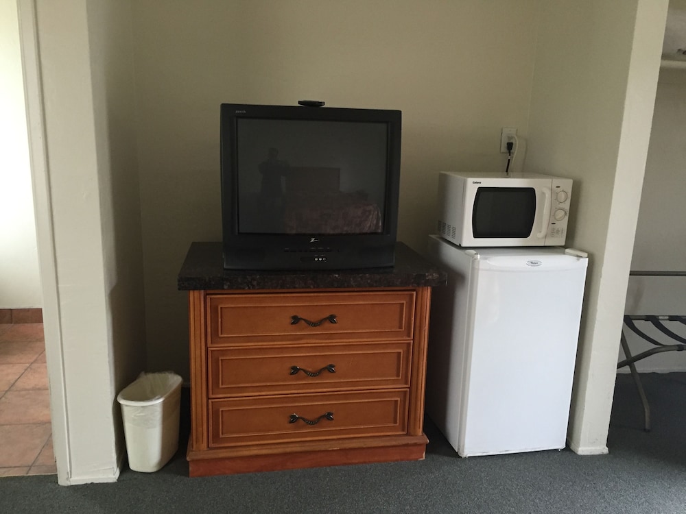 Golden Hills Motel - photo 9