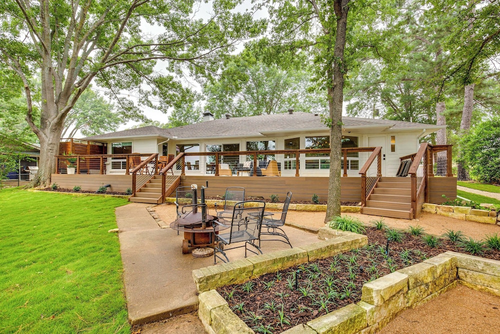 Private Dock: Lakefront Enchanted Oaks Retreat — hotel in Mabank
