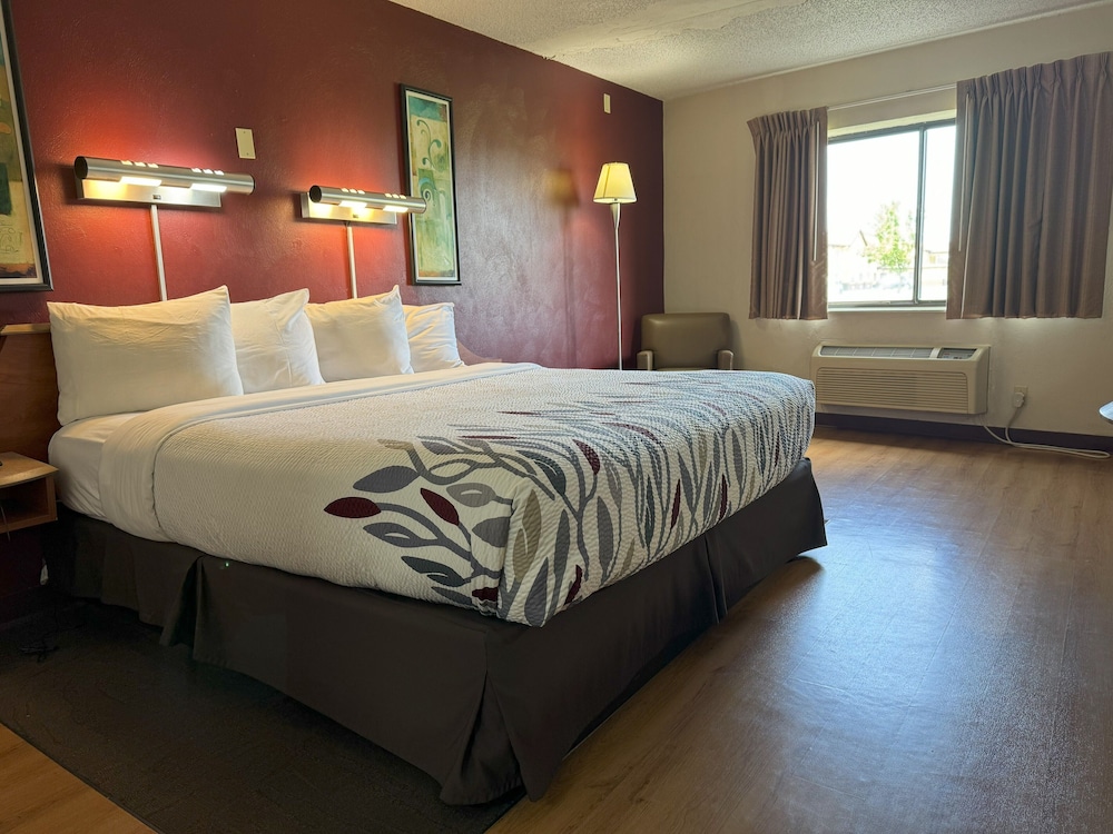 Red Roof Inn and Suites Cleveland Elyria - photo 18