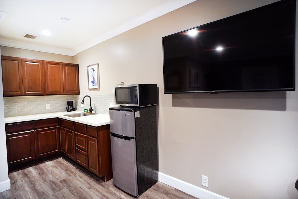 Anaheim Executive Inn & Suites - photo 62