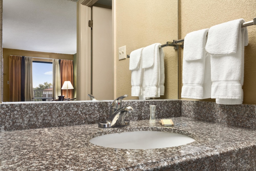 Super 8 by Wyndham Hattiesburg North University Area - photo 20