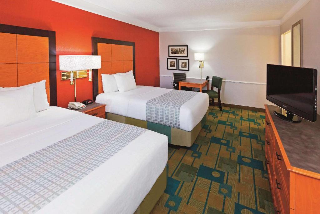 Baymont by Wyndham Lubbock Downtown Civic Center - photo 6