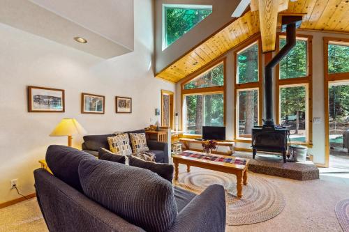 Happy Family Cozy Cabin — 4-Star Luxury Hotel in Truckee, United States
