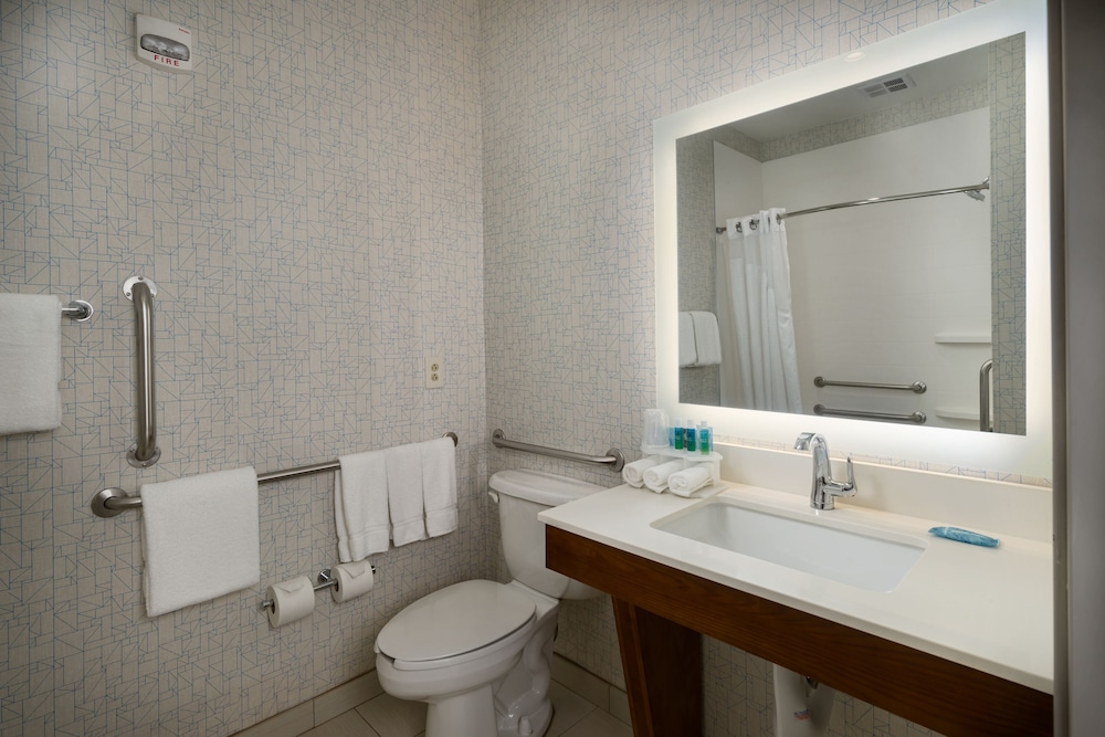 Holiday Inn Express & Suites Lawrence by IHG - photo 7